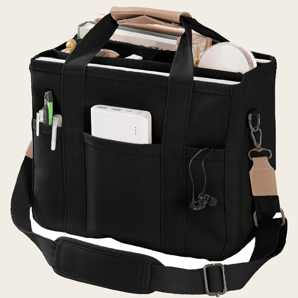 Die Tasche von der Seite, gepackt mit Powerbank, Stiften und Kopfhörern